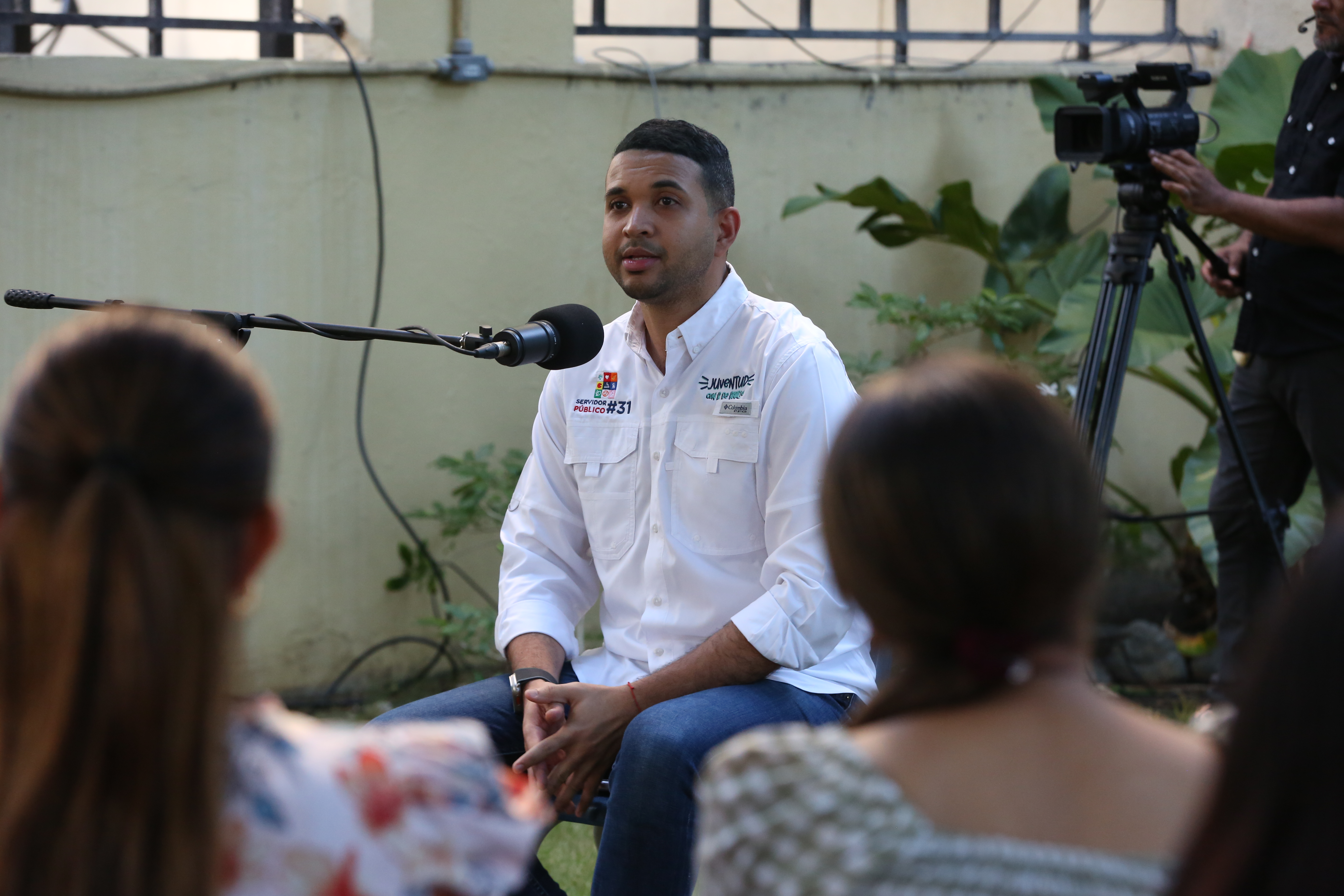 Ministro de la Juventud, Carlos Valdez, presenta el primer episodio del podcast 