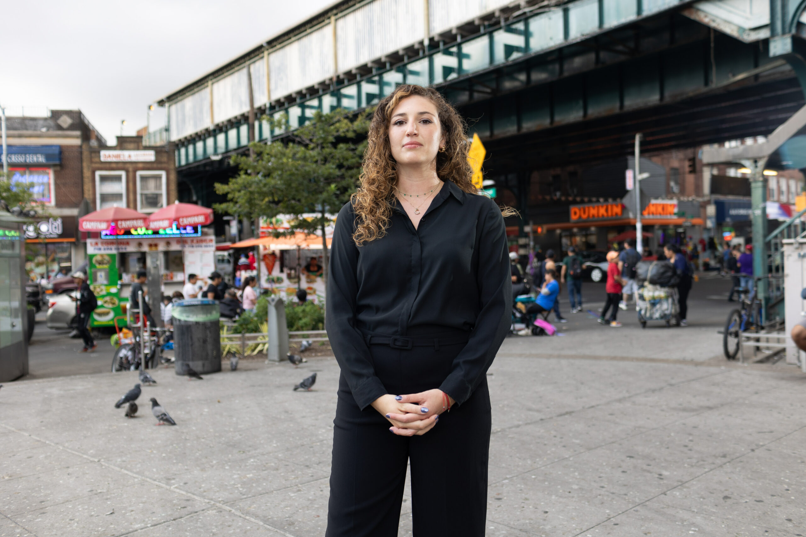 EL ALCALDE MAMDANI Y EL COMISIONADO DEL SBS, KENNY MINAYA, NOMBRAN A CARINA KAUFMAN-GUTIERREZ COMO LA PRIMERA DIRECTORA EJECUTIVA DE LA OFICINA DE SERVICIOS PARA VENDEDORES AMBULANTES