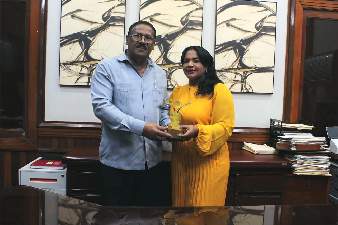 SRSO felicita a la doctora Glendis Ozuna Feliciano por reconocimiento recibido en la octava Gala Premios Vive Sano 2026