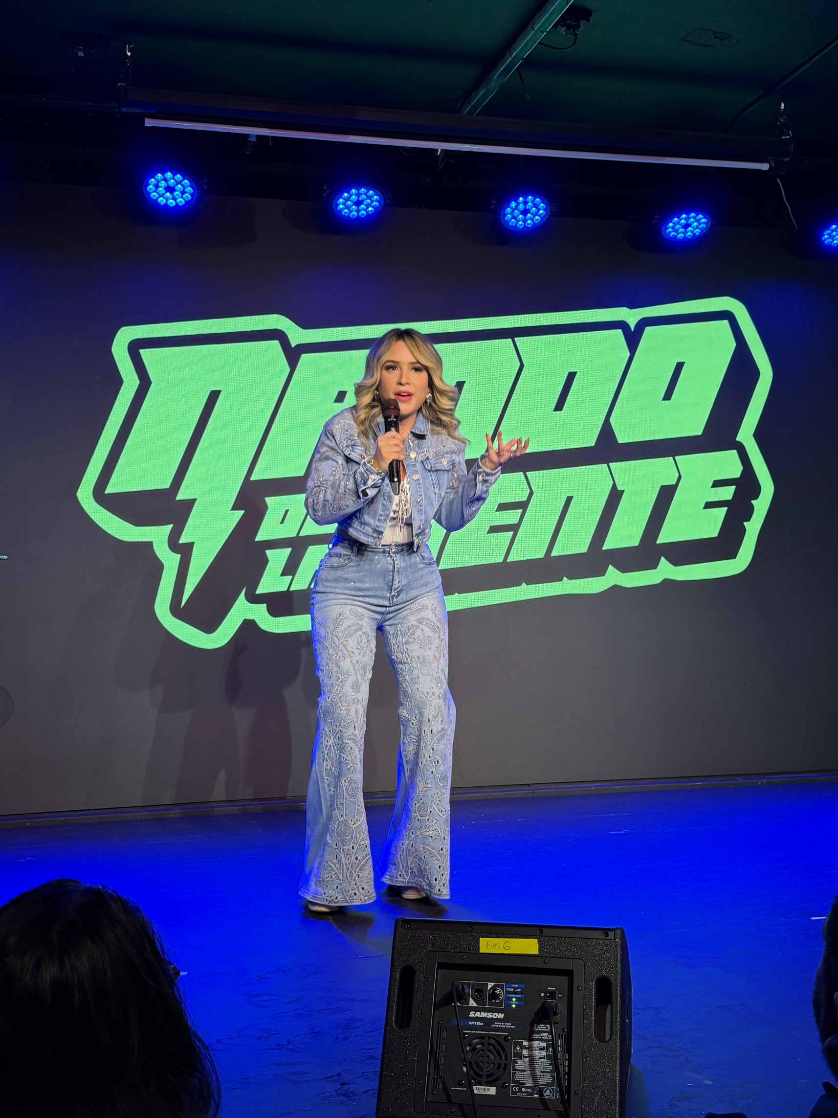 Franngrely Materan triunfa en su debut en el stand-up como invitada especial en el show de Nando de la Gente en Miami