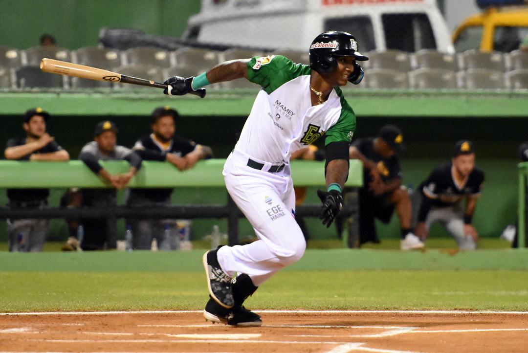 Estrellas readquieren a Marco Luciano en un cambio con los Toros