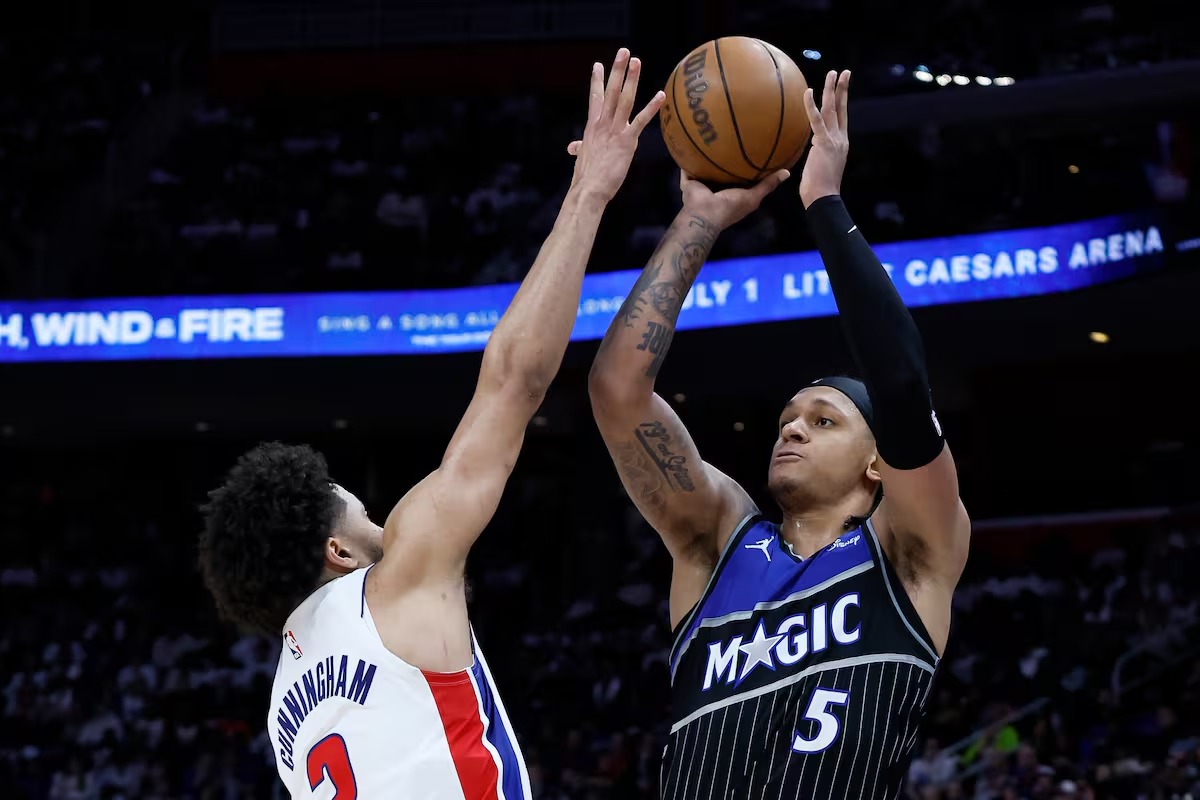 Magic sorprende a los Pistons y golpea primero en los playoffs de la NBA