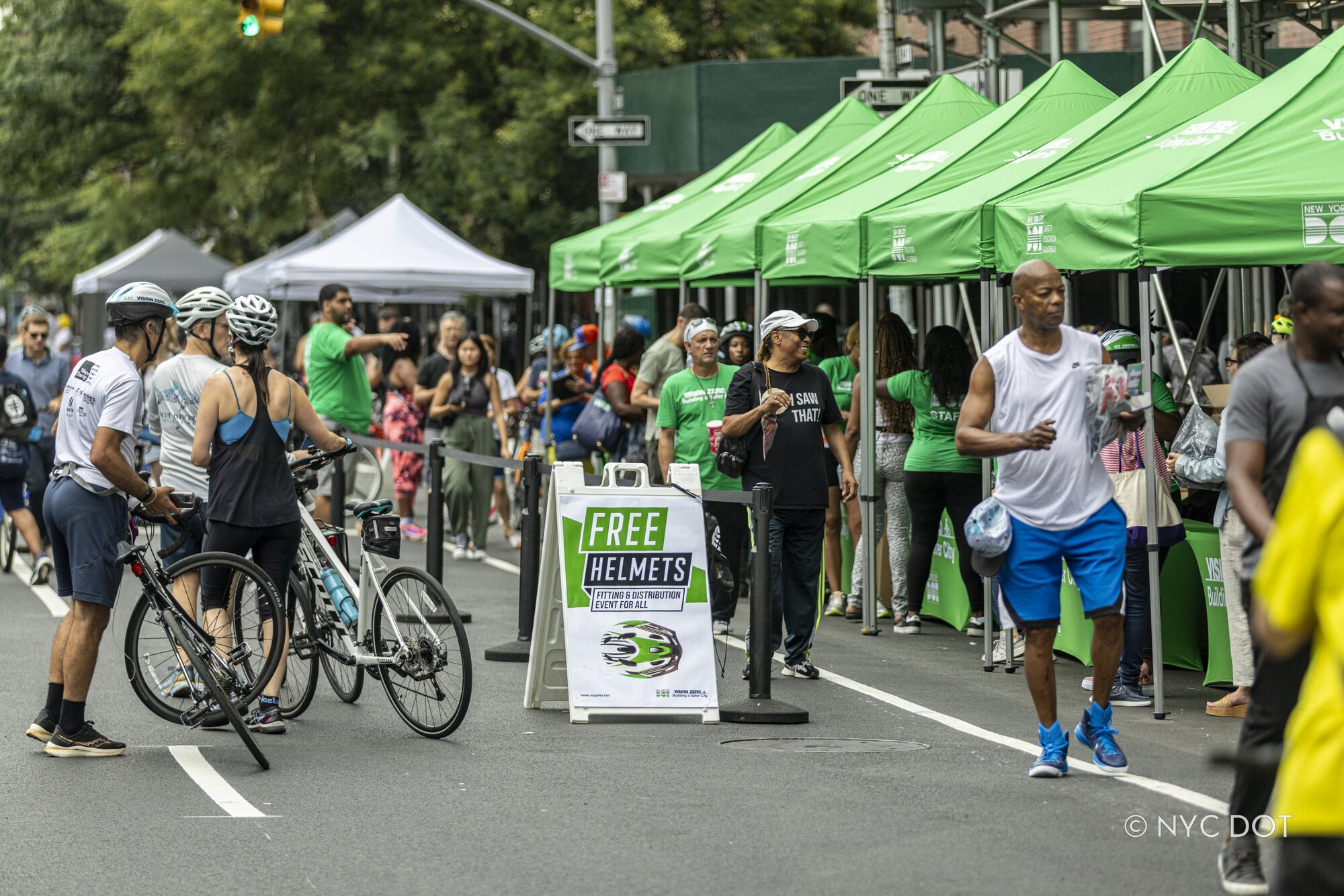 LA ADMINISTRACIÓN MAMDANI CELEBRA LA TEMPORADA CICLISTA DE PRIMAVERA DE 2026 CON LA DISTRIBUCIÓN GRATUITA DE CASCOS Y LUCES PARA BICICLETAS