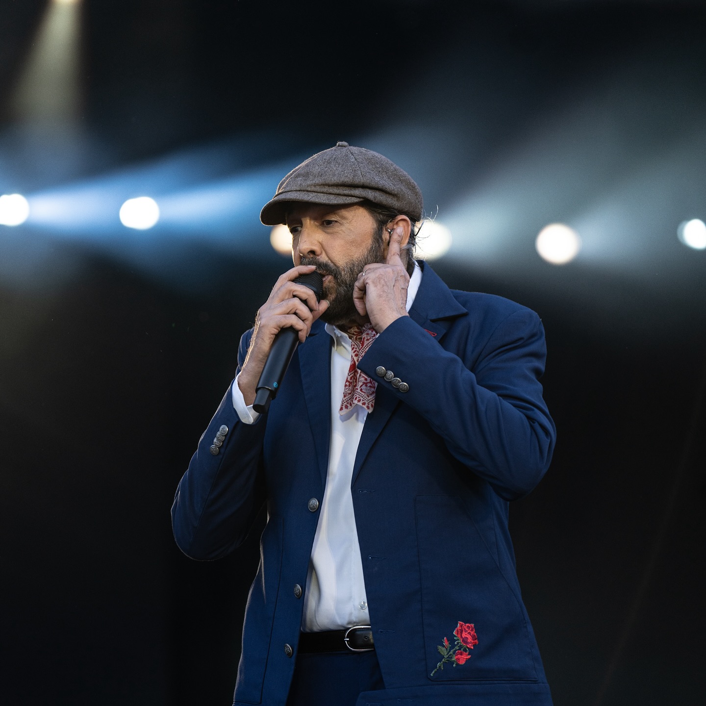 Juan Luis Guerra se acompaña del coro “Más que Vencedores” y nos regala el “Canto a la Patria