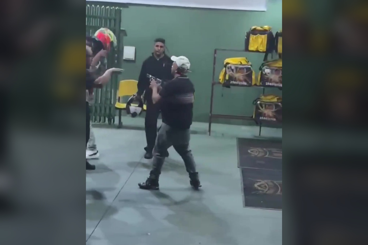 Disputa entre repartidores y empleados de pizzería en São Paulo termina con disparos y un hombre noqueado