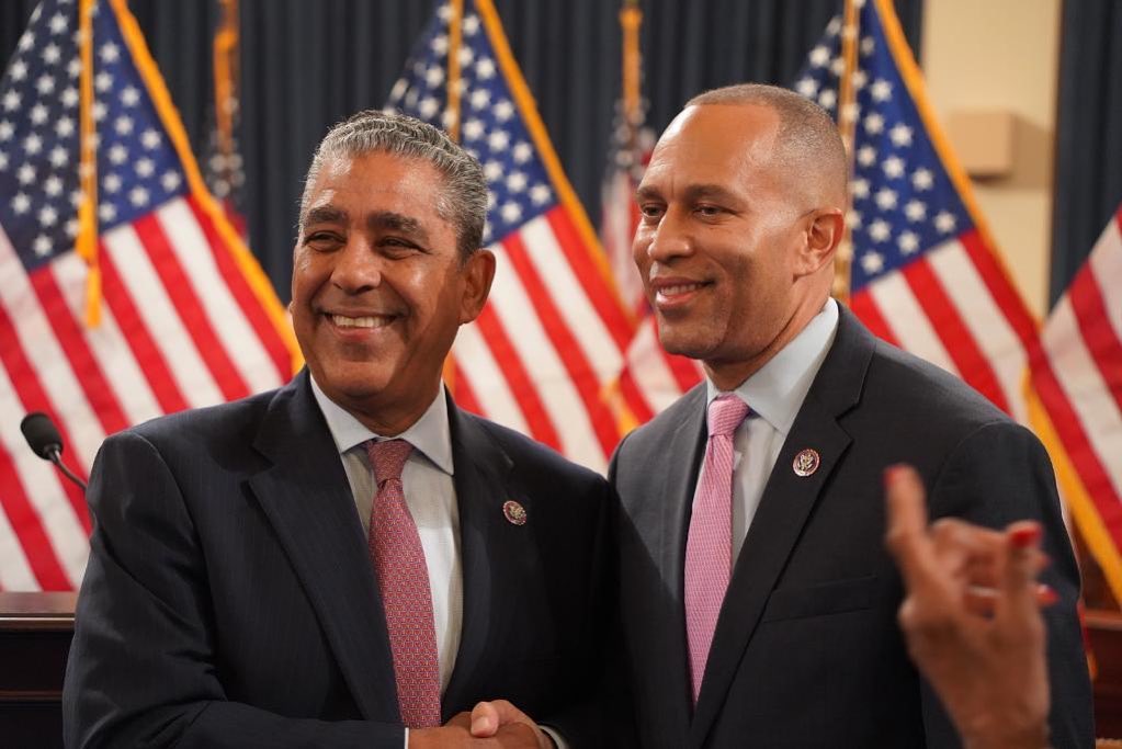 Líder Hakeem Jeffries reafirma respaldo a Adriano Espaillat rumbo a las primarias demócratas