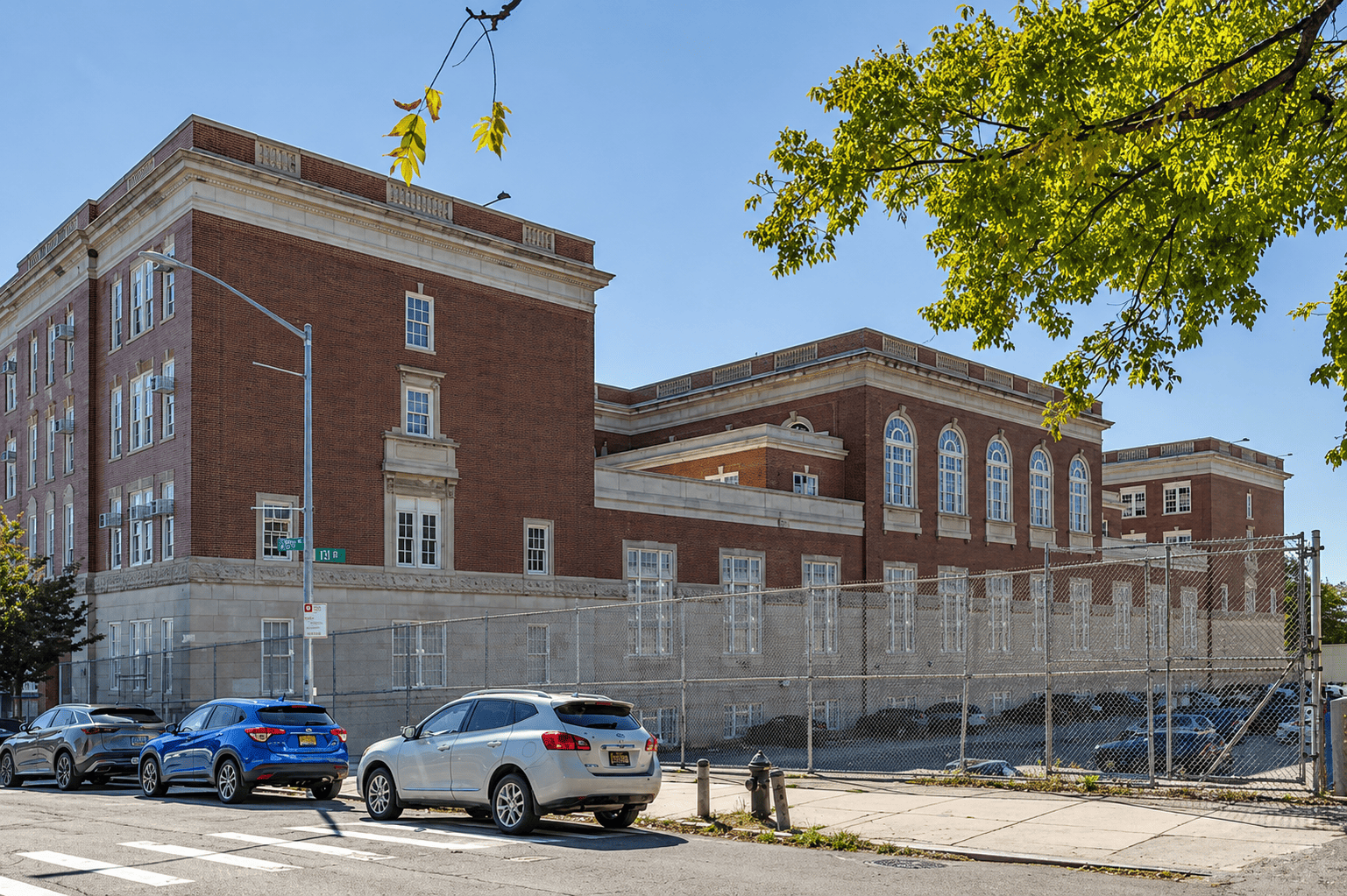 Hallan restos humanos en la chimenea de una escuela pública de Queens