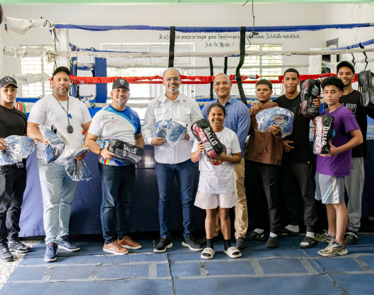 INEFI REALIZA ENTREGA DE UTILERIA DEPORTIVA EN ESCUELA DE BOXEO CLUB JUAN PABLO DUARTE EN SFM