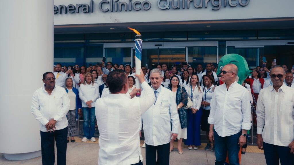 La llama de Santo Domingo 2026 llega a la Ciudad Sanitaria Luis Eduardo Aybar