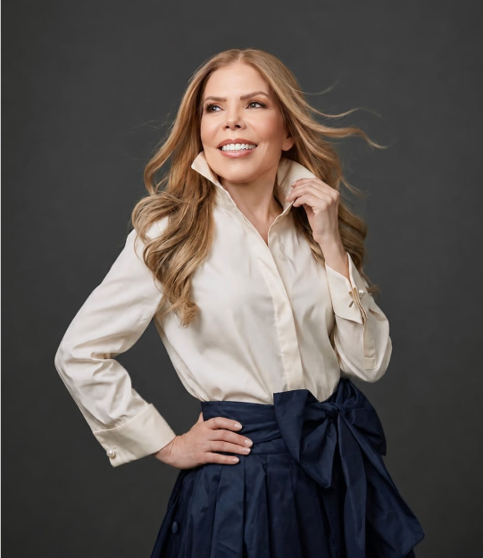 Entre Belleza y el Éxito: Lucy Amado inspira desde el Universo de Carolina Herrera