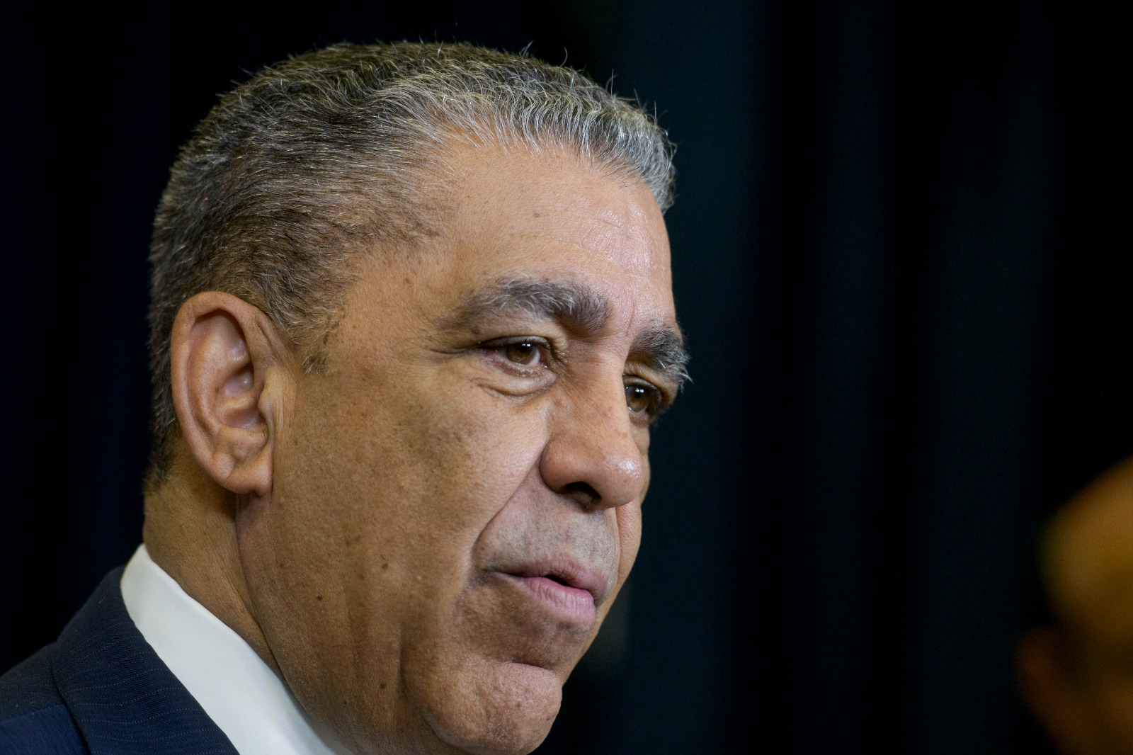 El representante Adriano Espaillat critica duramente los recortes de los republicanos de la Cámara de Representantes a la vivienda asequible.