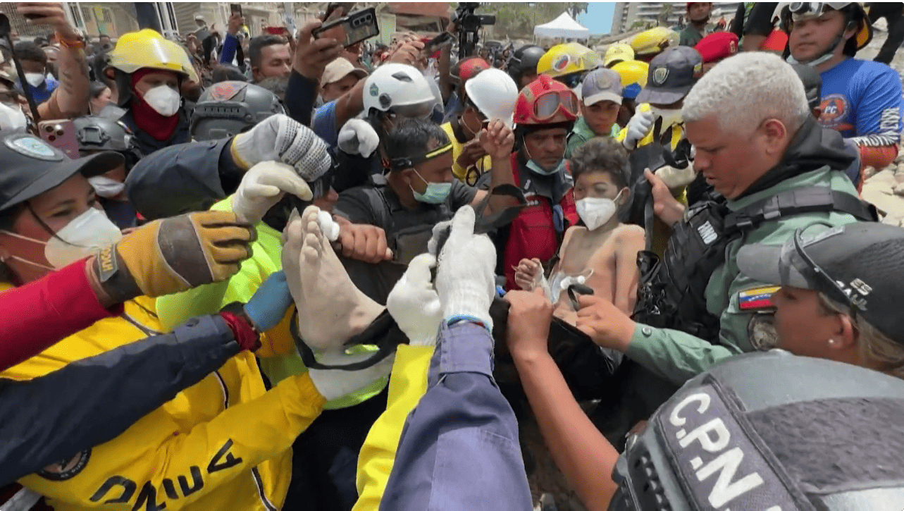 Padre e hijo son rescatados con vida tras cuatro días atrapados bajo los escombros en La Guaira