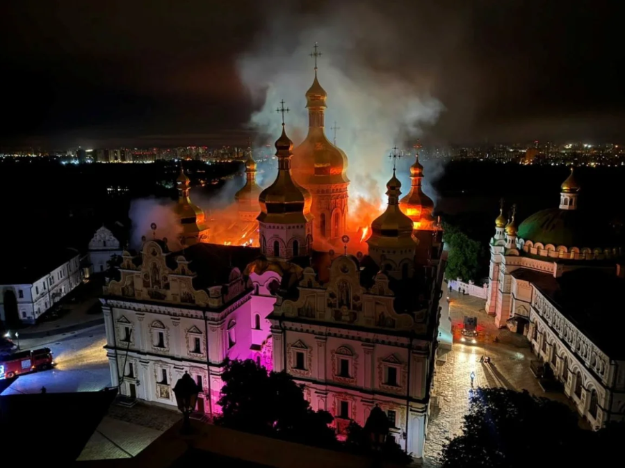 Se registra incendio en el histórico Monasterio de las Cuevas de Kyiv tras ataque en Ucrania
