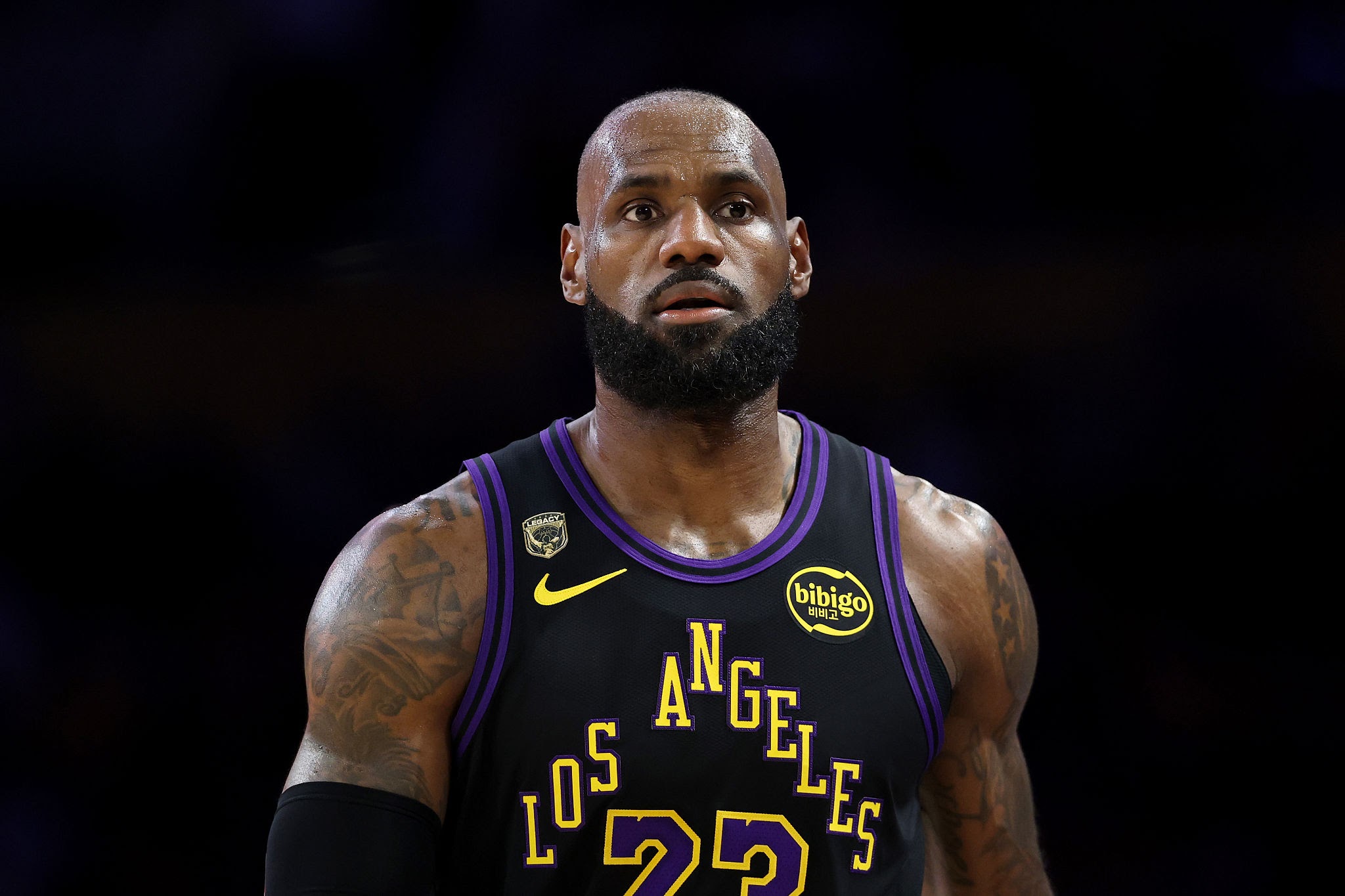 LEBRON JAMES SACUDE LA NBA: FIRMA CON LOS 76ERS POR DOS AÑOS Y 8 MILLONES DE DÓLARES