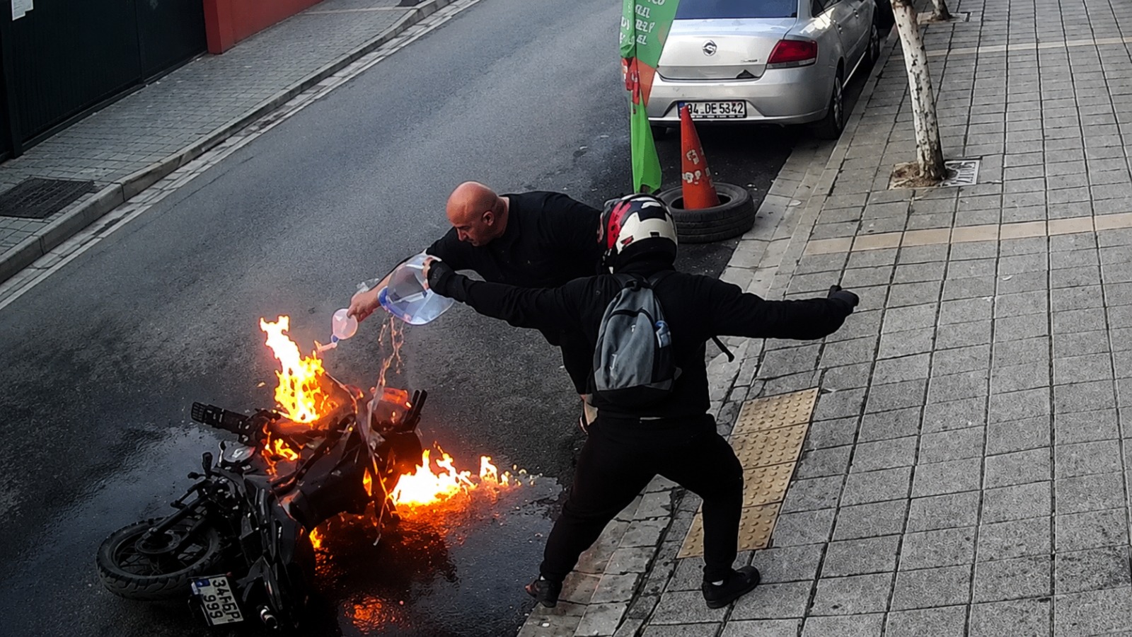 Motocicleta se incendia tras presentar una avería y causa tensión en la zona