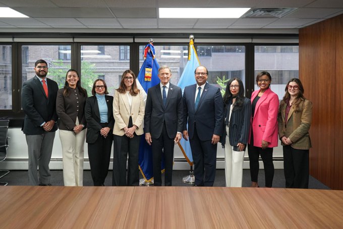 Canciller Roberto Álvarez sostiene encuentro de trabajo con equipo diplomático en Nueva York