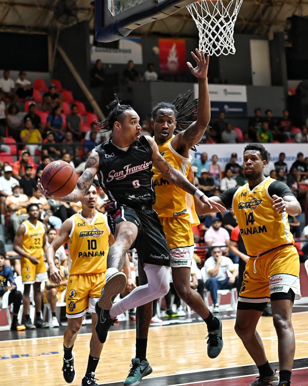 Gigantes siguen invictos: Brown Jr. decide en final de película ante los Metros