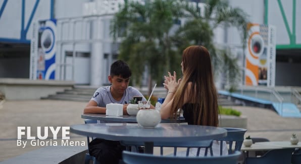 La productora y periodista venezolana Glomy Mena estrena "Fluye", un cortometraje que invita a desconectar de las redes y conectar con las raíces