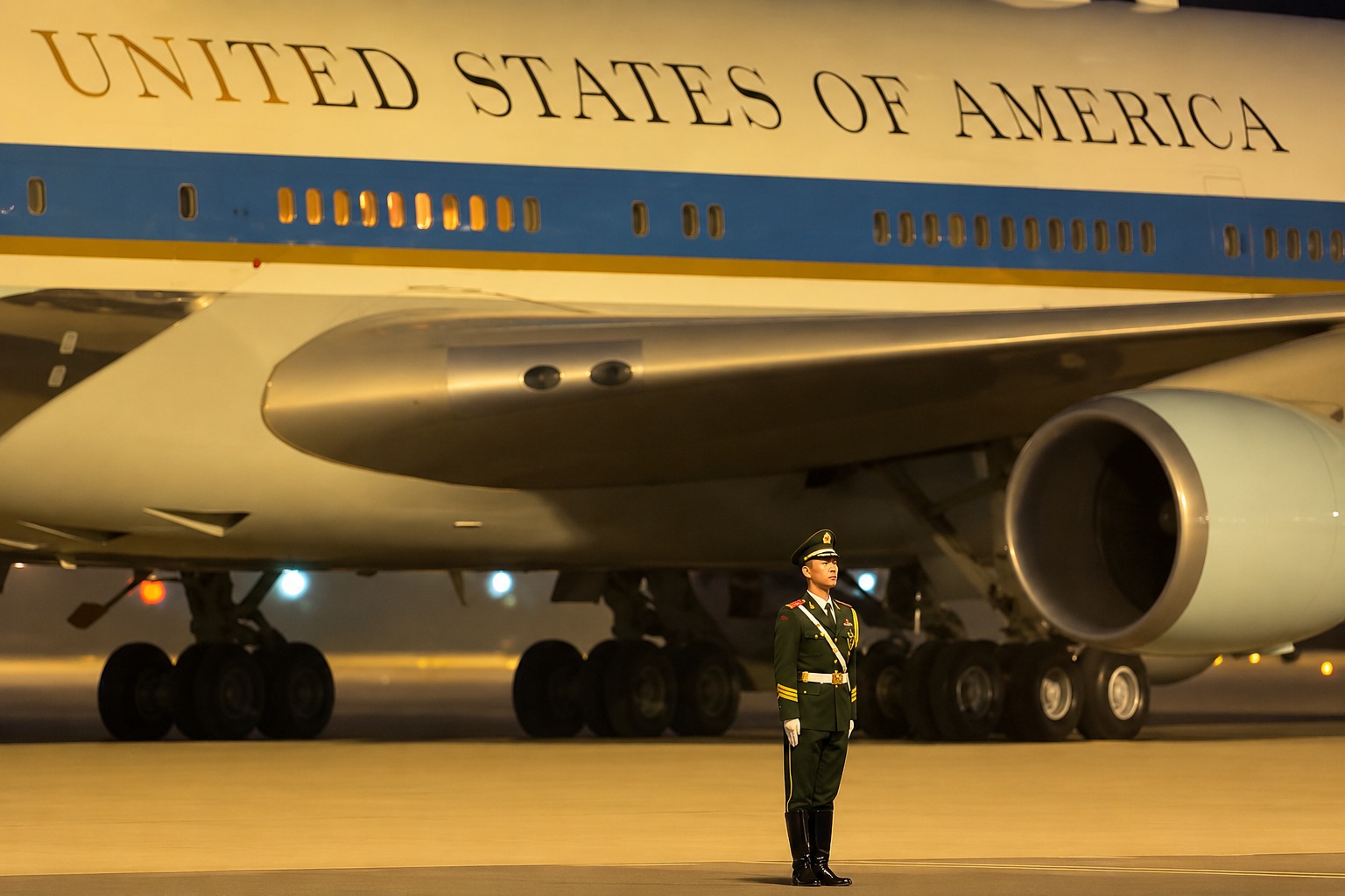Impactante muestra de disciplina militar: soldado chino permanece inmóvil mientras pasa el Air Force One