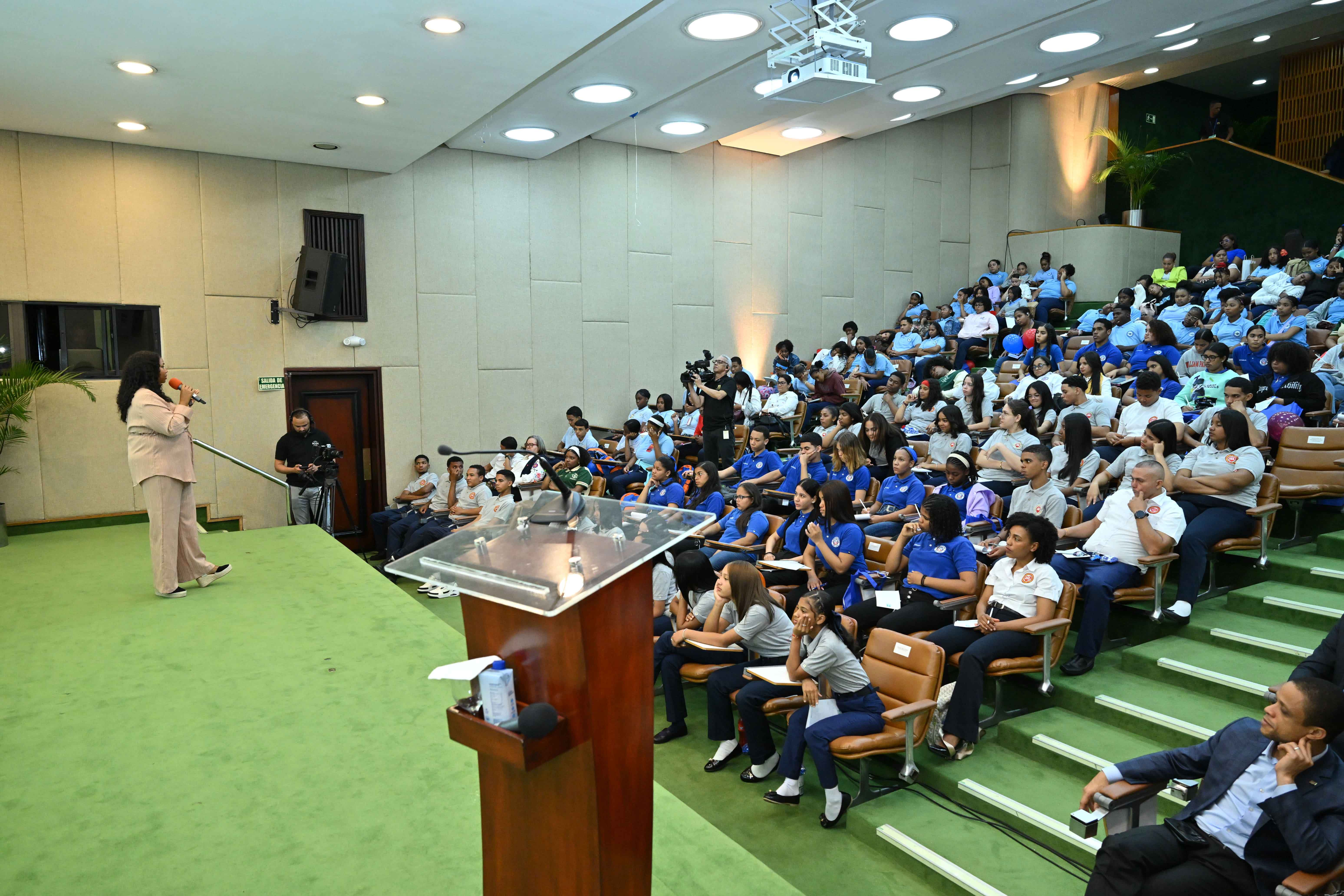 ASODIRCOM promueve la educación financiera desde la comunicación estratégica en la Semana Económica del Banco Central