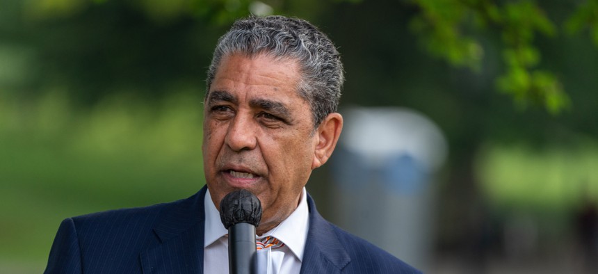 El representante Adriano Espaillat entrega 850.000 dólares en fondos federales para una escuela local en el distrito.