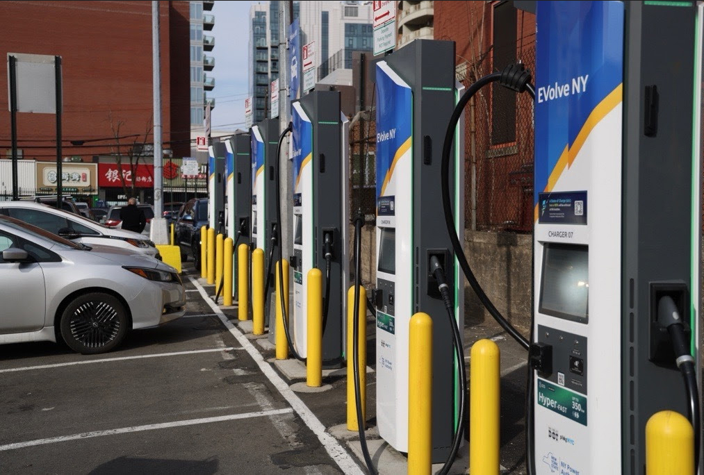 LA ADMINISTRACIÓN MAMDANI INAUGURA UNA ESTACIÓN DE CARGA RÁPIDA PARA VEHÍCULOS ELÉCTRICOS EN EL CENTRO DE FLUSHING, QUEENS