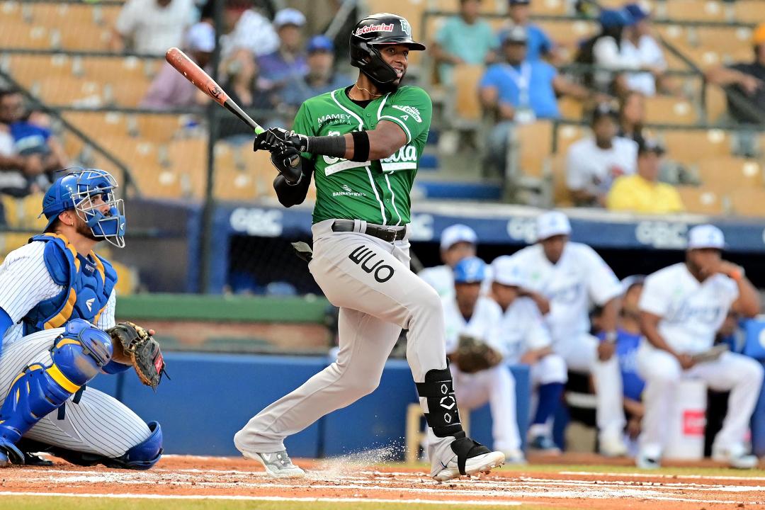 Estrellas renuevan contrato con Lewin Díaz