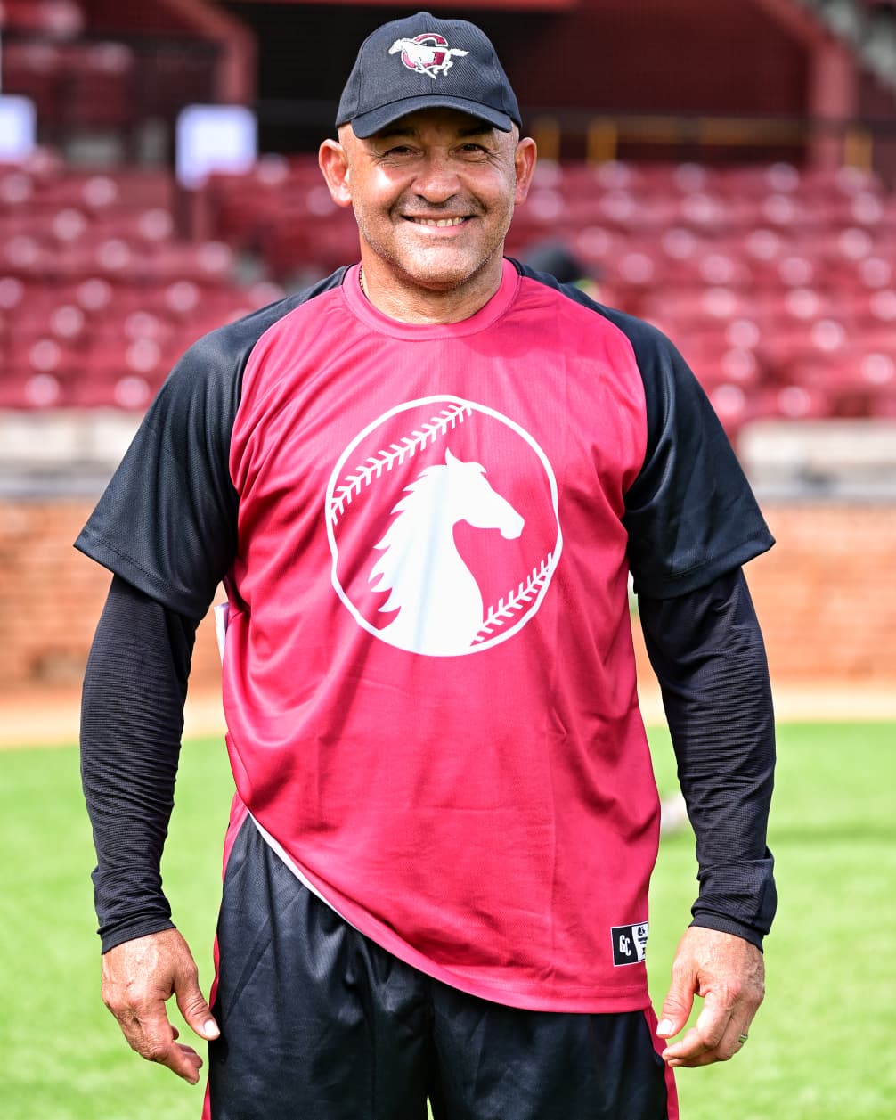 Miguel Cairo se integra a los entrenamientos de los Gigantes del Cibao
