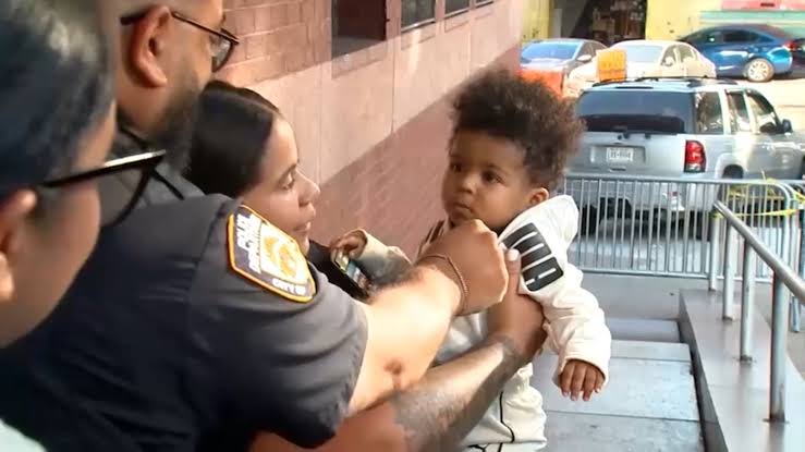 El llanto que devolvió la calma: policías del Bronx se reencuentran con bebé que ayudaron a salvar